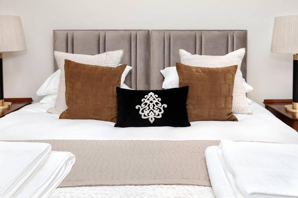Central Harrogate Townhouse Apartment With Parking מראה חיצוני תמונה