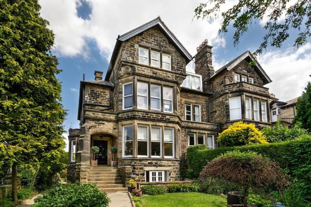 Central Harrogate Townhouse Apartment With Parking מראה חיצוני תמונה