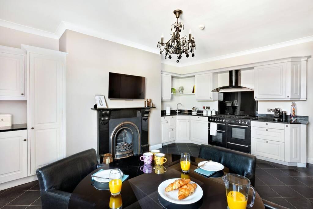 Central Harrogate Townhouse Apartment With Parking מראה חיצוני תמונה