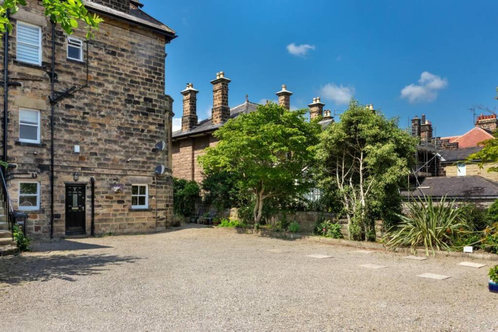 Central Harrogate Townhouse Apartment With Parking מראה חיצוני תמונה