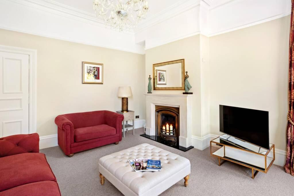 Central Harrogate Townhouse Apartment With Parking מראה חיצוני תמונה